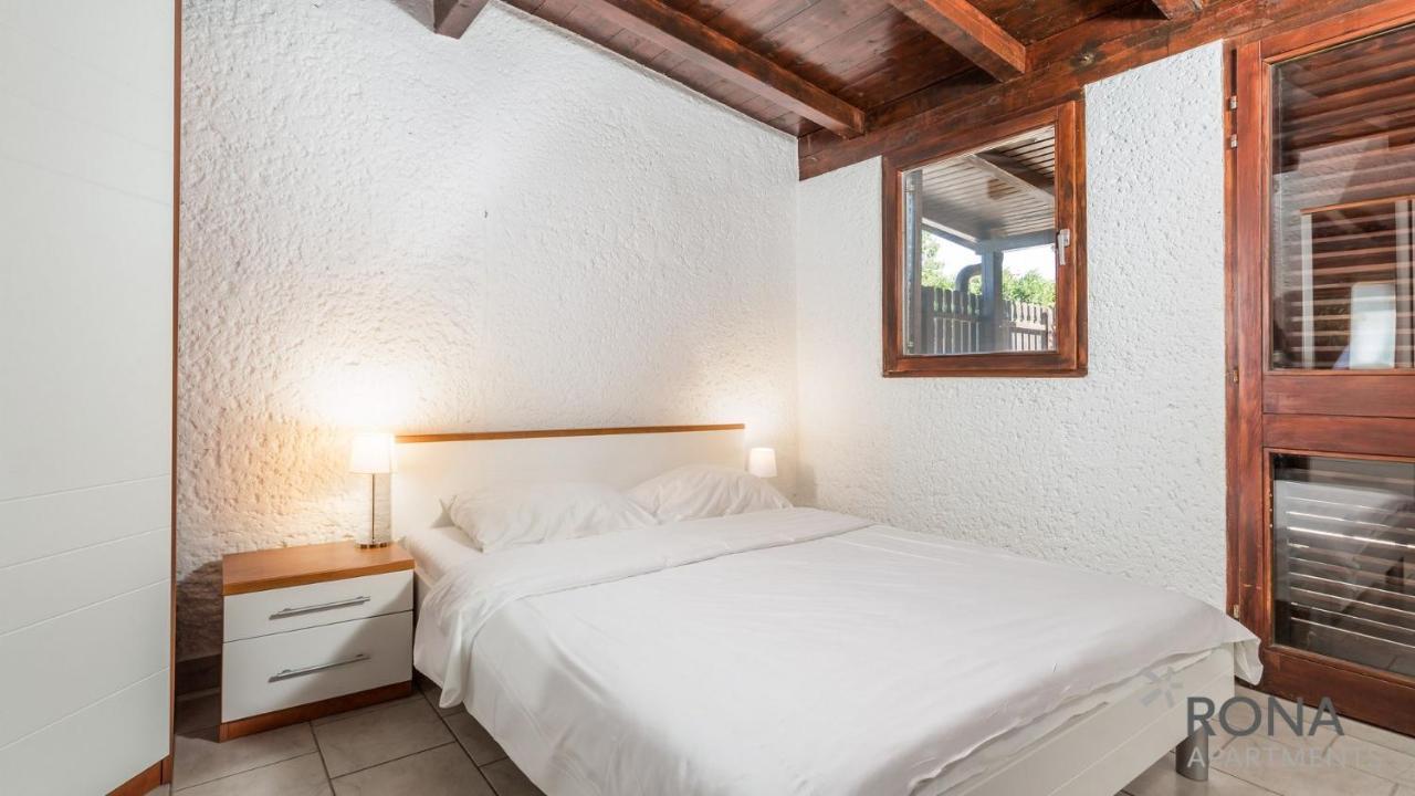 Rona Holiday Home Ana โปเรช ภายนอก รูปภาพ